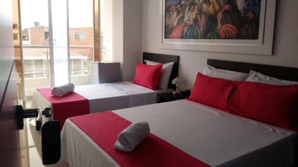 Hotel Giron Plaza מראה חיצוני תמונה